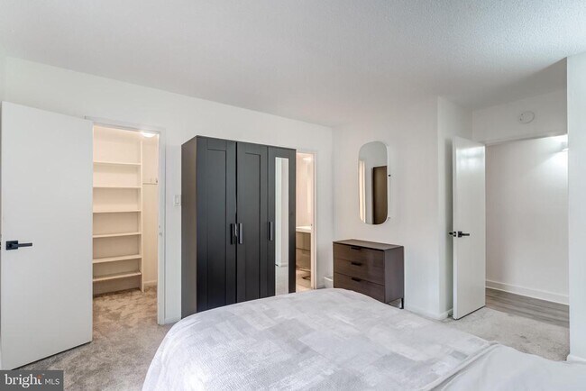 Building Photo - 11643 Stoneview Square