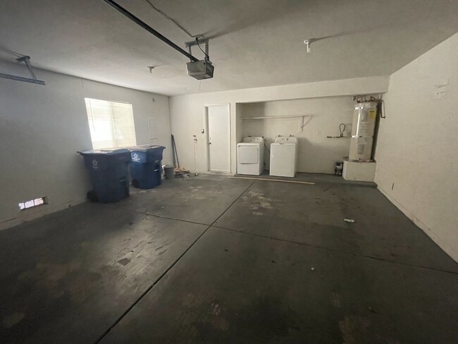 Building Photo - 3 Bed/ 2.5.Ba 2 story townhome , Gated Com...