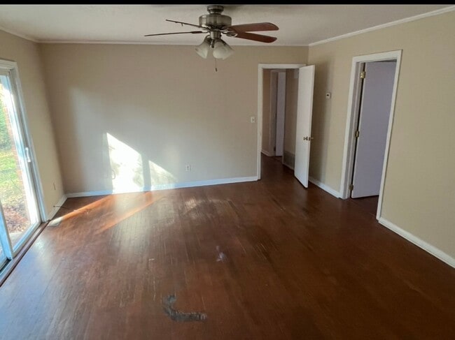 Building Photo - 3012 Pinewood Dr