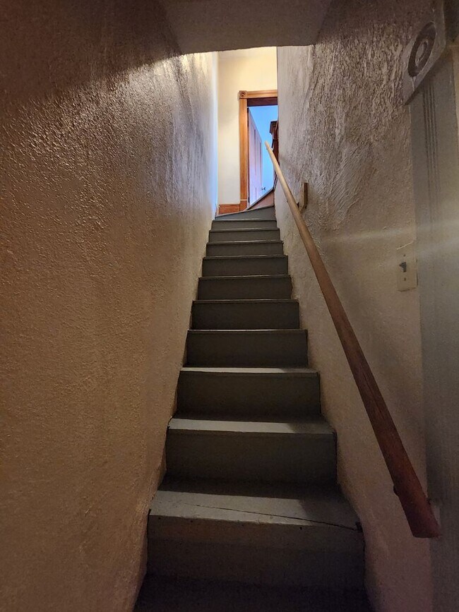 Building Photo - Three Bedroom in Alton