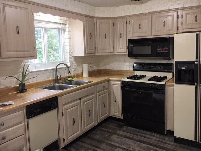 Building Photo - Charming 3-Bedroom Pittsburgh Home with Fireplace, Balcony & Garage Parking