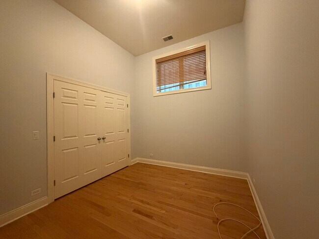 Building Photo - 4332 N Ashland Ave