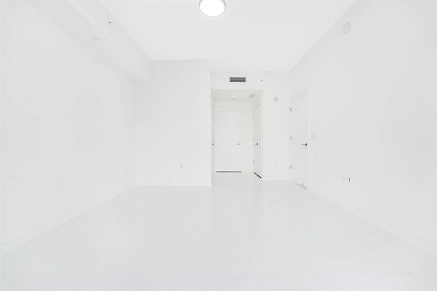 Building Photo - 851 NE 1st Ave