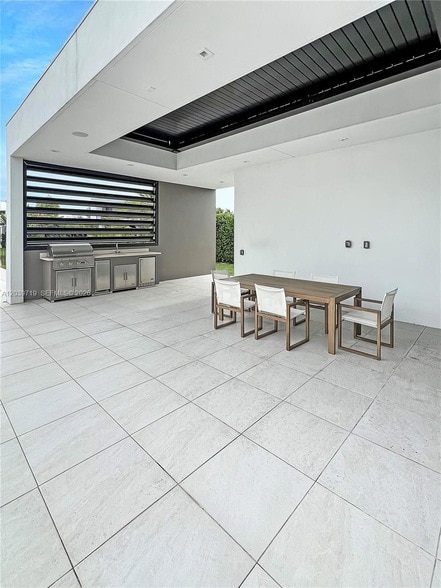 Building Photo - 16640 Sunset Way
