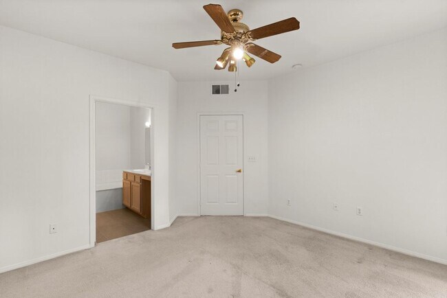 Building Photo - Beautiful 2 Bed 2 Bath ground floor condo in Guard Gated Green Valley Community. 1 Car garage!