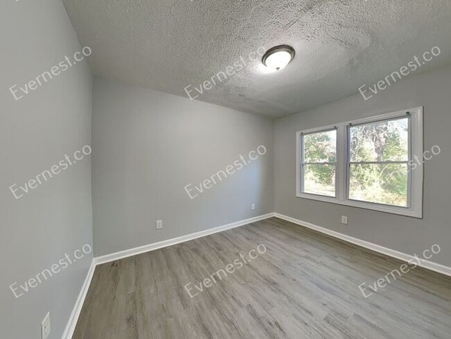 Building Photo - Charming 2BR Duplex with Modern Comfort an...