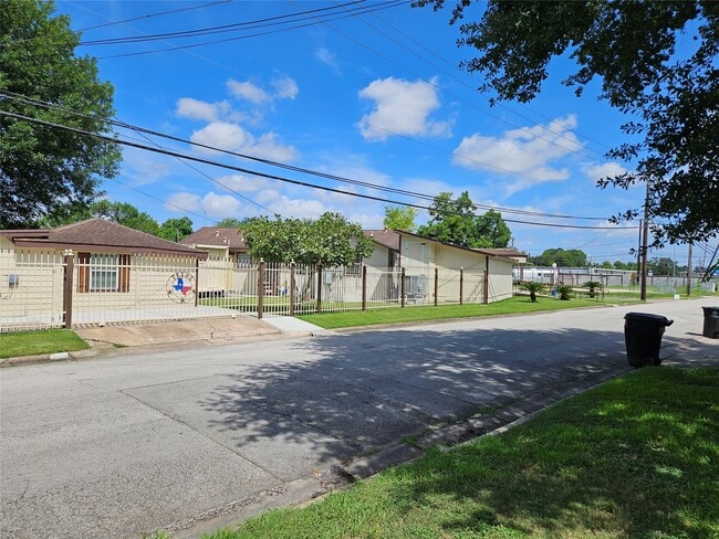 Building Photo - 6826 Myrtle St
