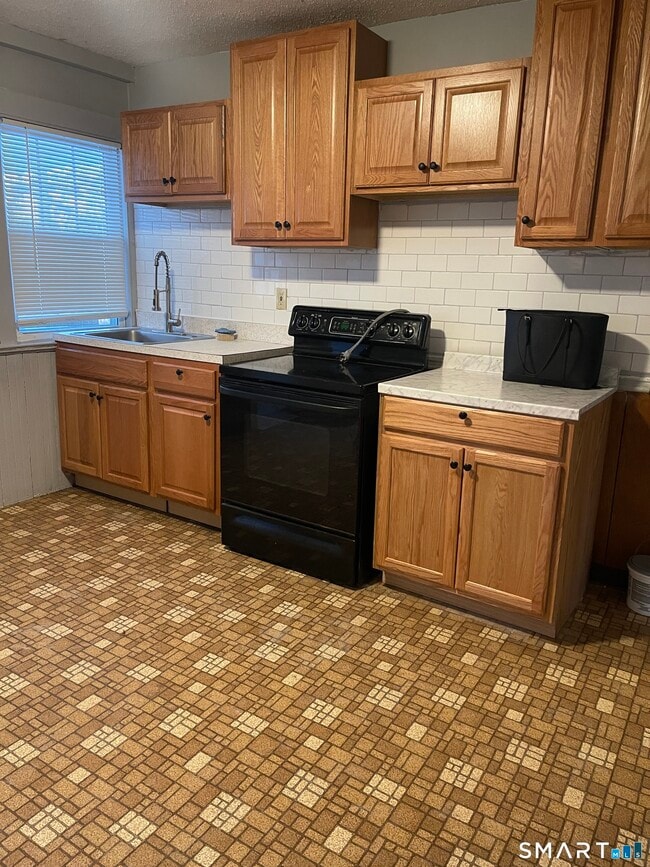 Building Photo - 41 Strickland St