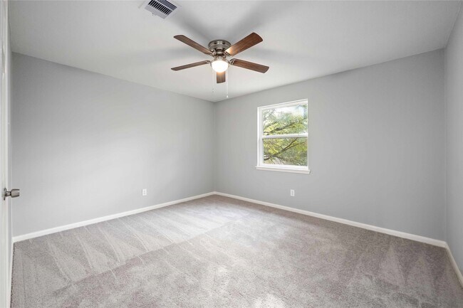 Building Photo - 3823 Fernglade Dr