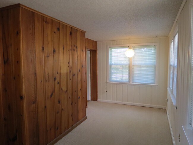 Building Photo - 9603 Evergreen St