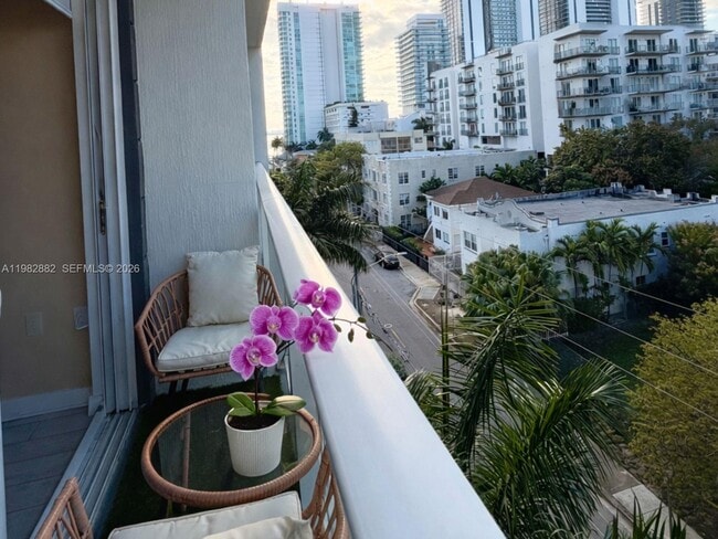 Building Photo - 321 NE 26th St