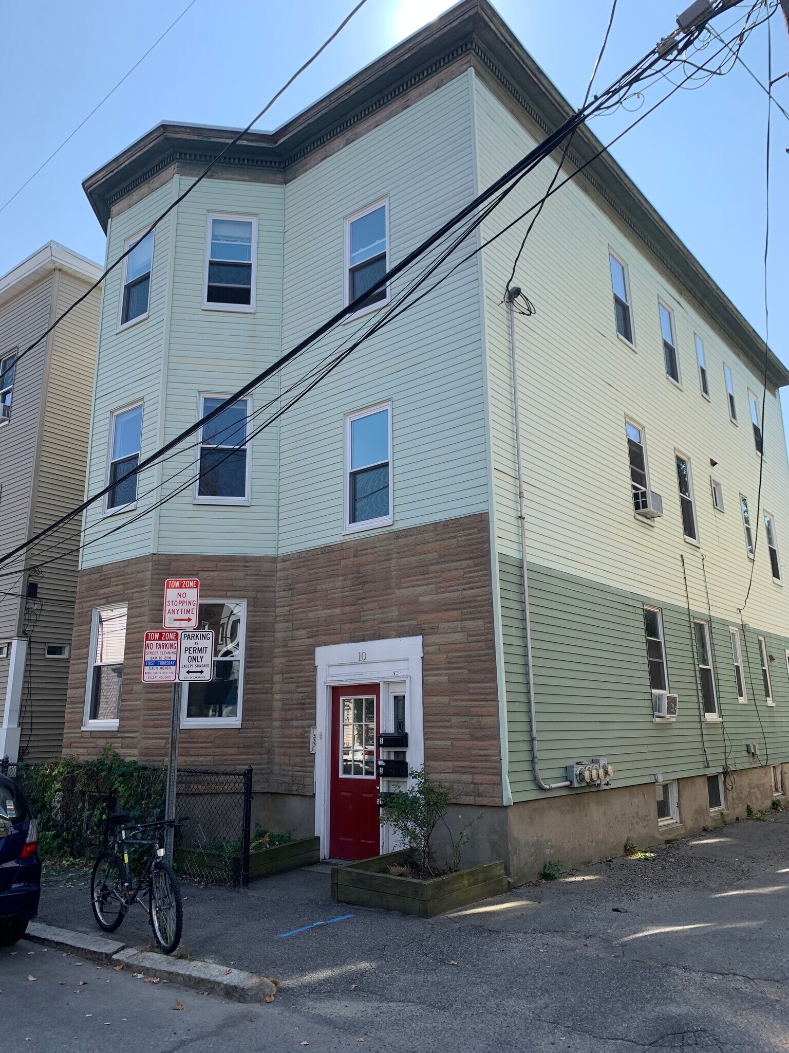 Building Photo - 10 Clary St