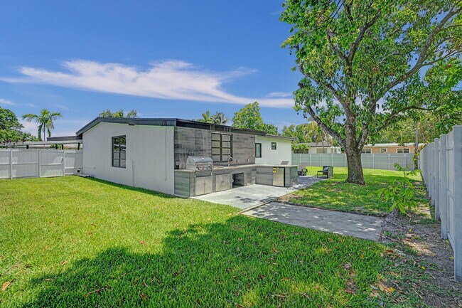 Building Photo - 18600 NW 11th Rd