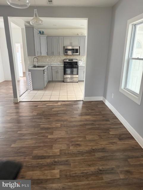 Building Photo - 584 Morton Ave