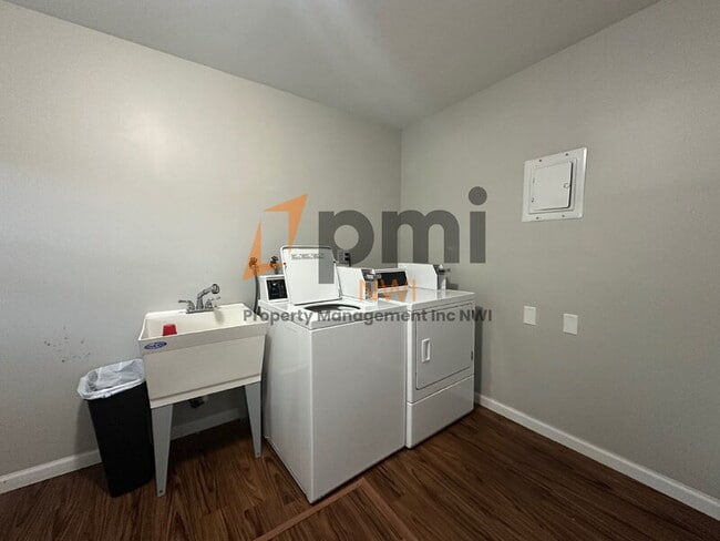 Building Photo - 5831 Creekview Ct W
