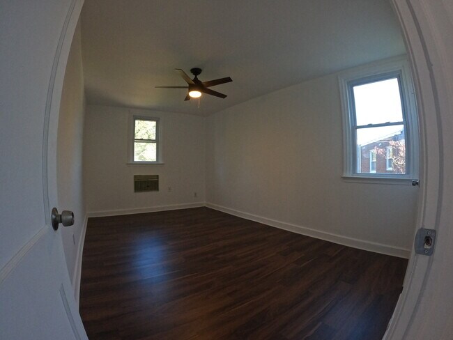 Building Photo - 869 W Walnut Ln