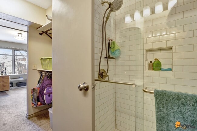 Building Photo - South Anchorage 2 bed/2 bath Condo with Garage and In Unit Laundry