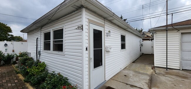 Primary Photo - 5717 W Eddy St