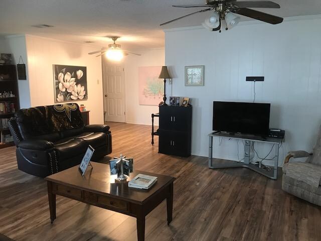 Building Photo - 1601 Dogwood Dr