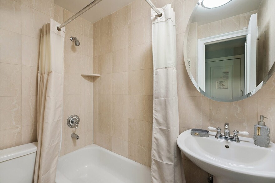 Building Photo - 240 W 73rd St
