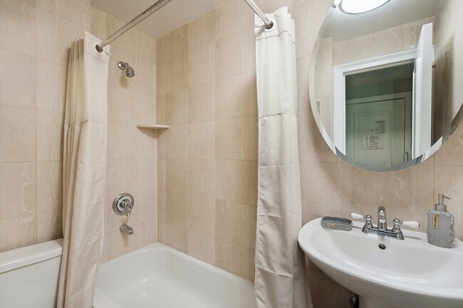 Building Photo - 240 W 73rd St