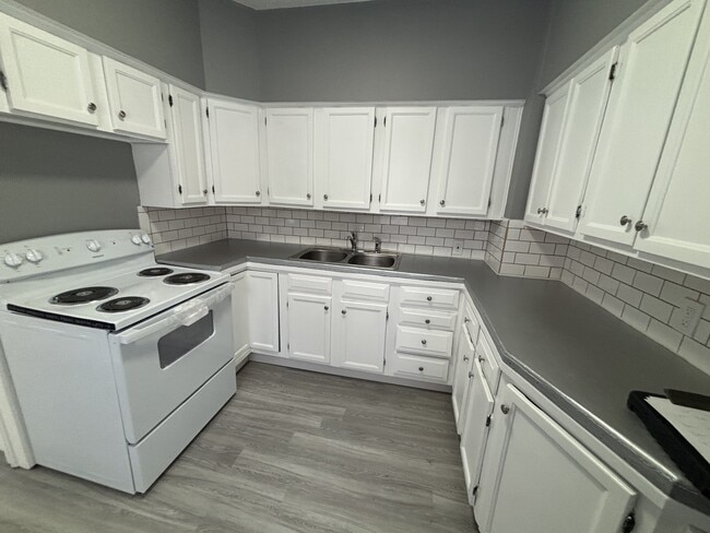 Building Photo - 2121 2nd St SE