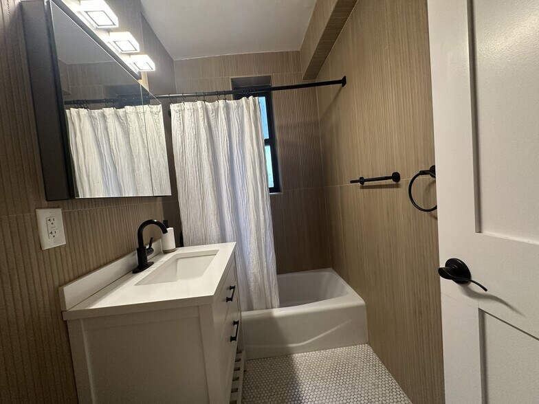 Building Photo - 9876 Queens Blvd