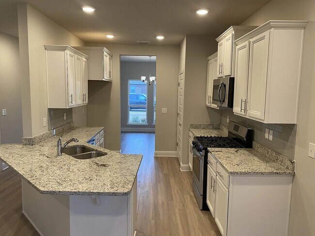 Building Photo - 1348 Rosefield Dr W