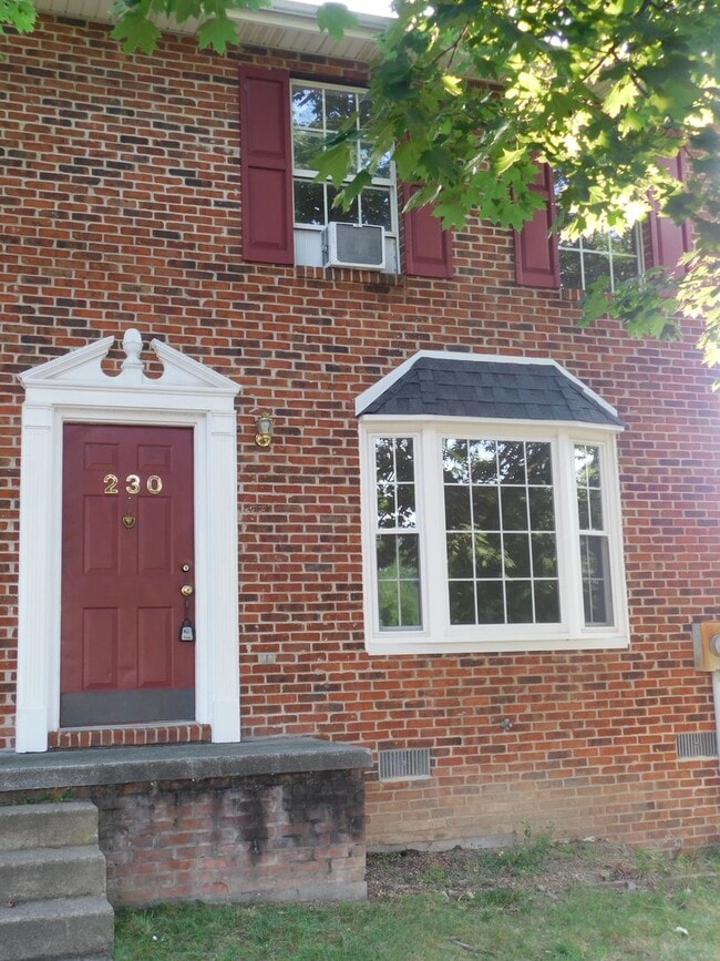 Building Photo - End unit townhouse on the east side of Winchester