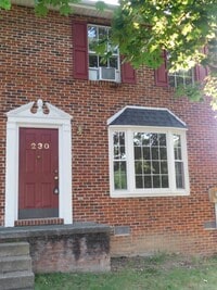 Building Photo - End unit townhouse on the east side of Winchester