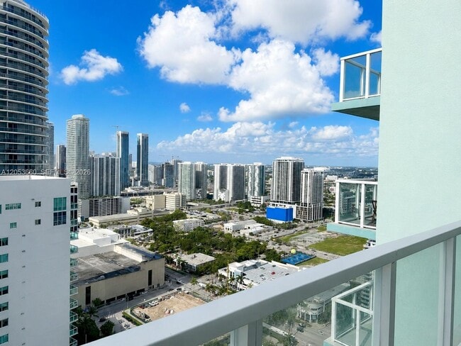 Building Photo - 1900 N Bayshore Dr