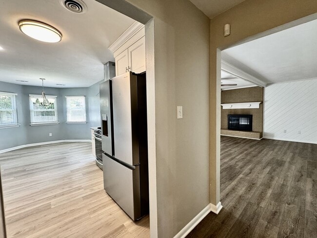 Building Photo - A Ranch Home In Great Neck!  Ready NOW!  P...
