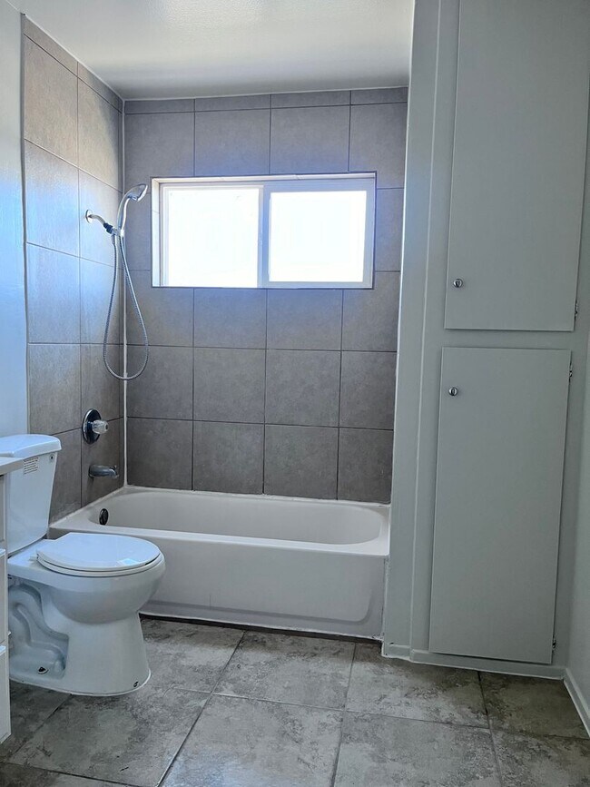 Building Photo - Taylor 4-Plex (25229)(DD)