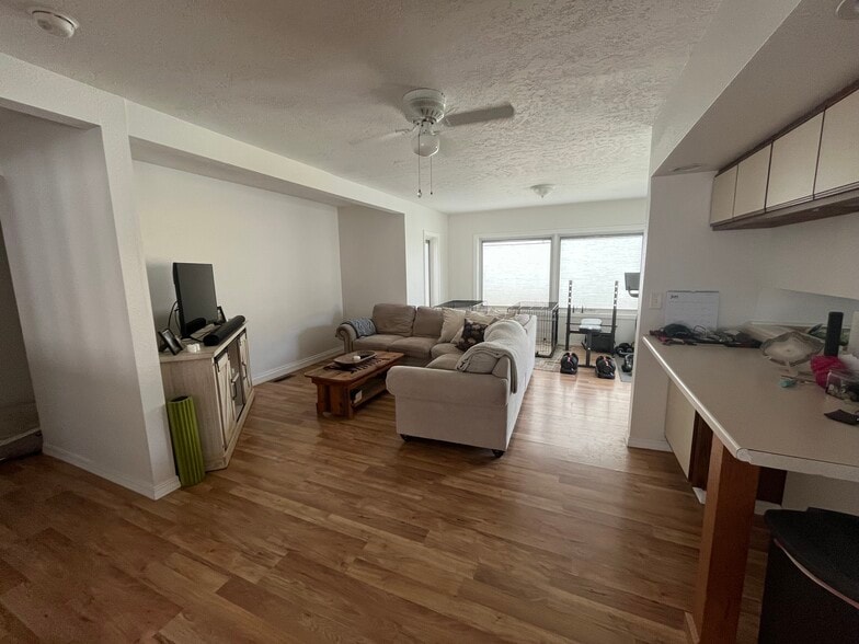 spacious living - 2 Meadowlark Sq