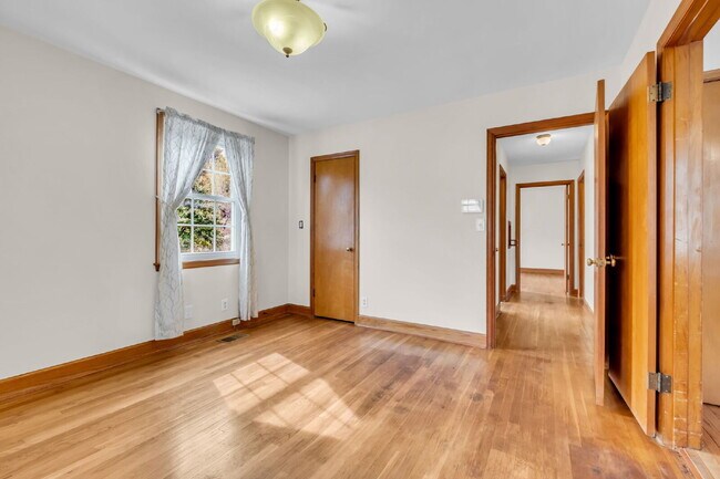 Building Photo - 3 Bedroom/ 2 Bathroom in Rosebank!