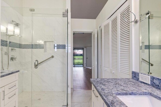 Building Photo - 5942 Parkwalk Cir W