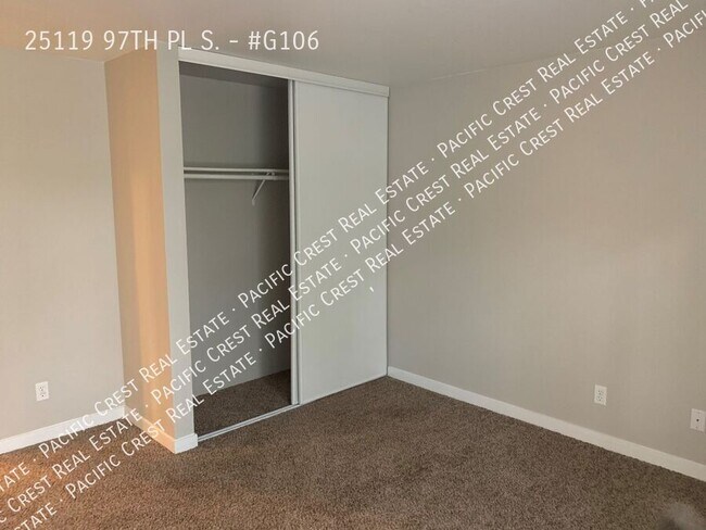Building Photo - Spacious Two Bedroom /Two Bath!