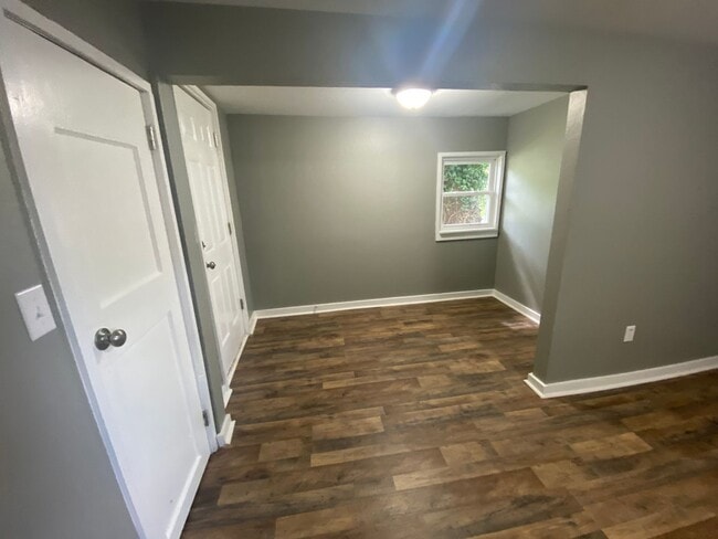 Building Photo - Updated 2 bed/1 bath, 800 sqft home!