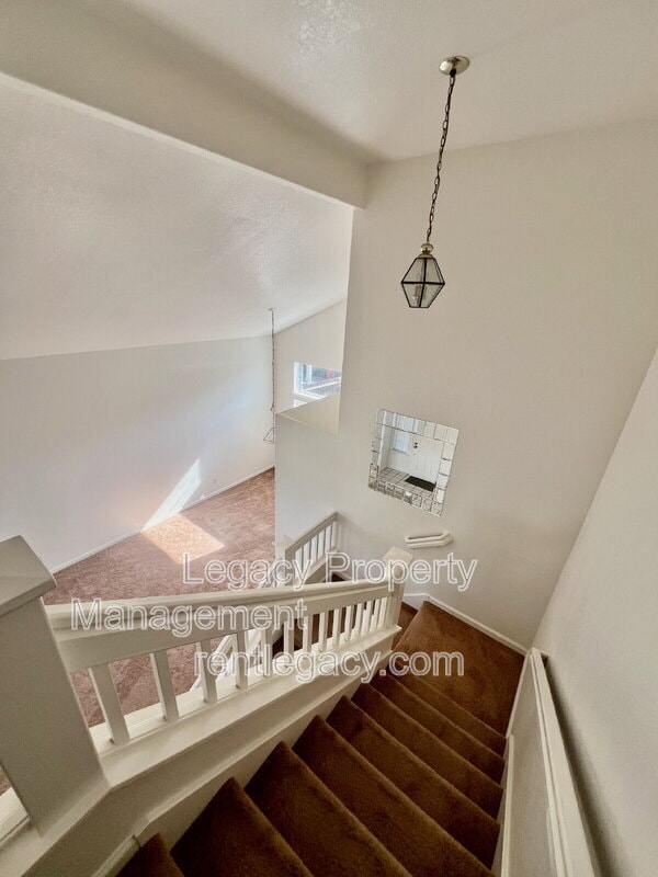 Building Photo - 2750 Parkview Terrace