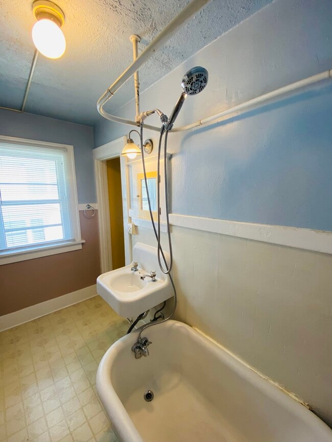 Building Photo - Private Room 714