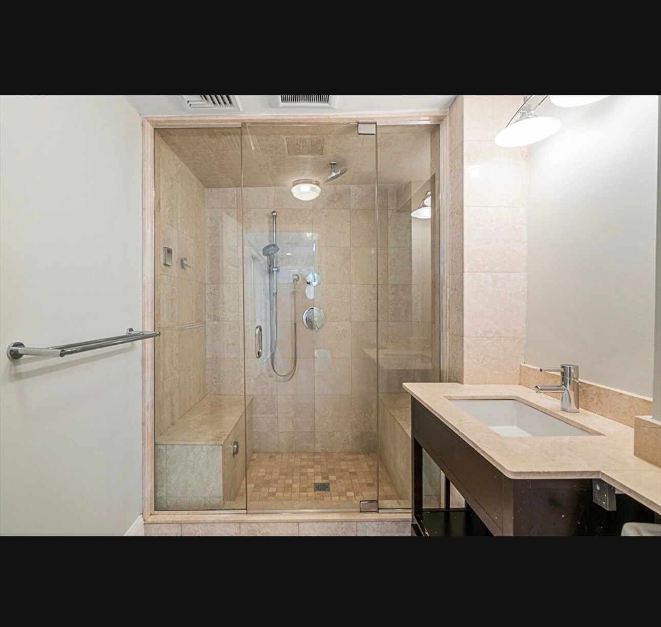 Building Photo - 779 E 6th St