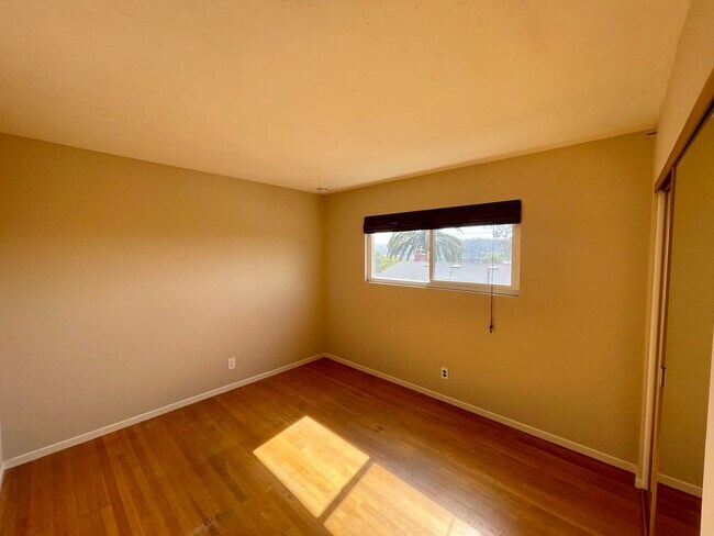 Building Photo - Beautiful 4B/2.5BA House in Oceanside w/ Attached Garage & W/D!