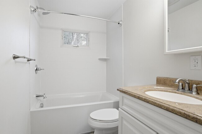 Building Photo - 4 Linda Ln