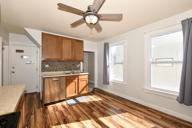 Building Photo - 422 S 89th St