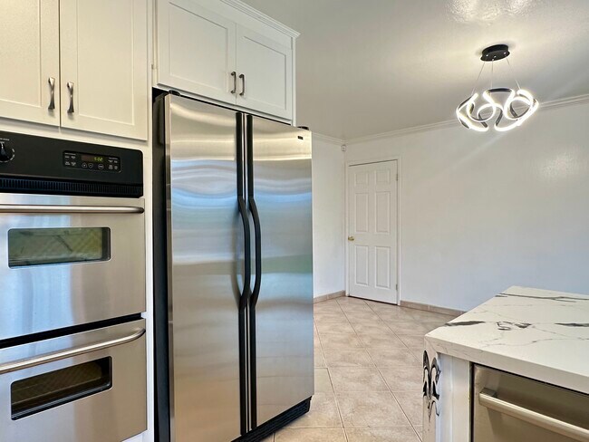 Building Photo - 1717 Gladstone Ave