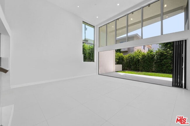 Building Photo - 621 Kings Rd