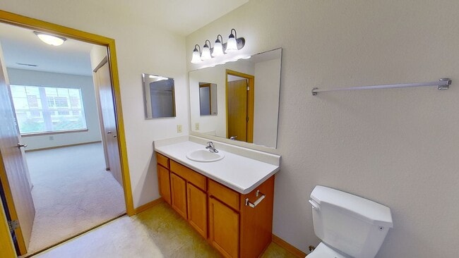 Building Photo - Condo Style Upper 2 Bedroom 1 Bathroom Apartment