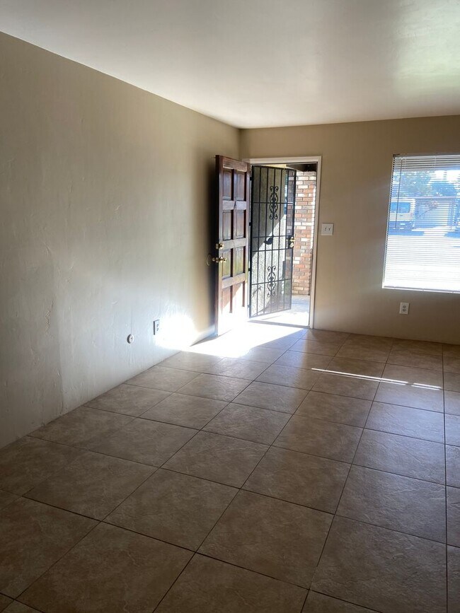 Building Photo - 913 Nimrod Ct