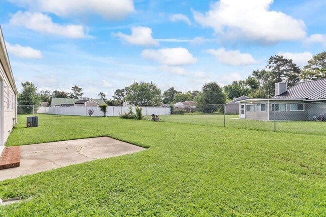 Building Photo - Charming 3BR with Fenced Yard