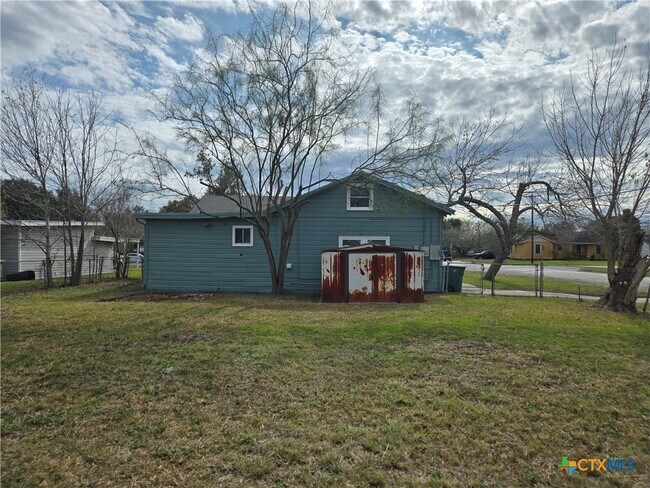 Building Photo - 702 Anaqua Ave